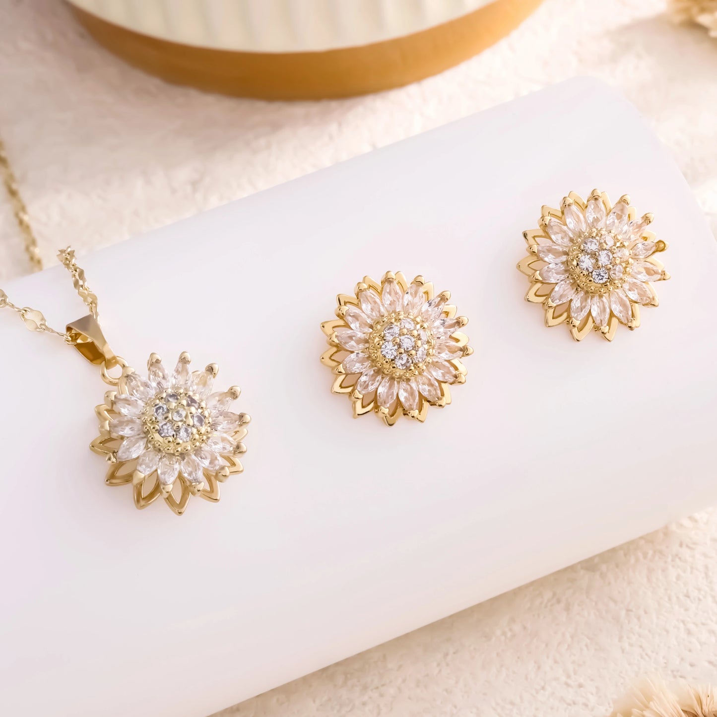 2-piece Set Of Sunflower Inlaid Rotating Set Jewelry